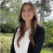 Jeune professeure dynamique je suis là pour vous aider à comprendre vos cours simplement